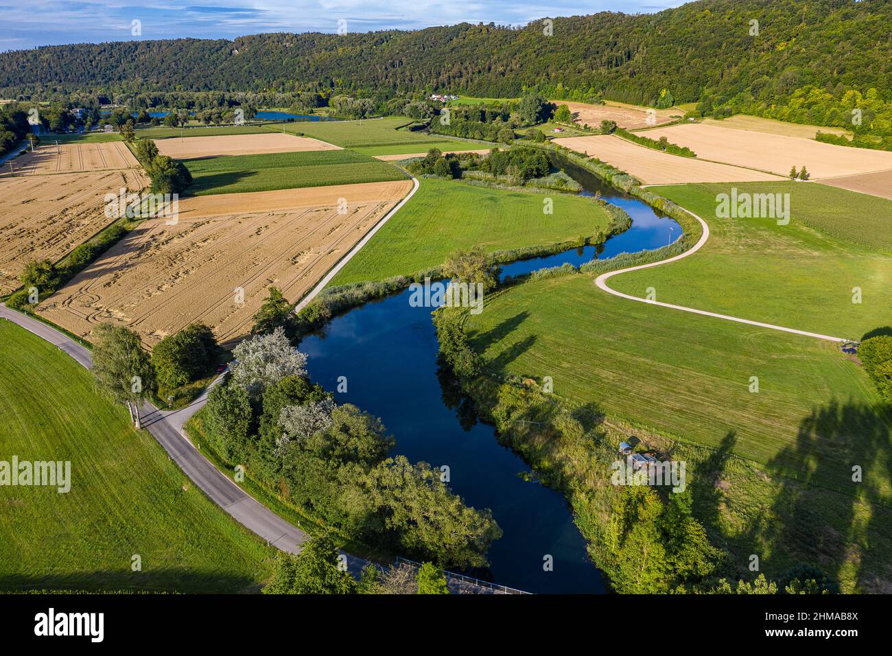 Luftbild der Altmühl im Naturpark Altmühltal nähe Kindingin seiner typischen Flußdynamik innerhalb des Urdonautal Stock Photo