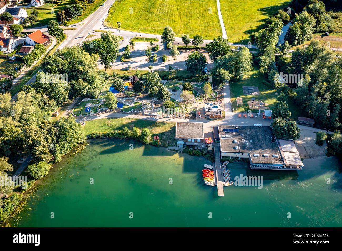 Luftbild von Bootshaus und Minigolfanlage im Naherholungsgebiet Kratzmühle, Naturpark Altmühltal, Bayern, Deutschland Stock Photo