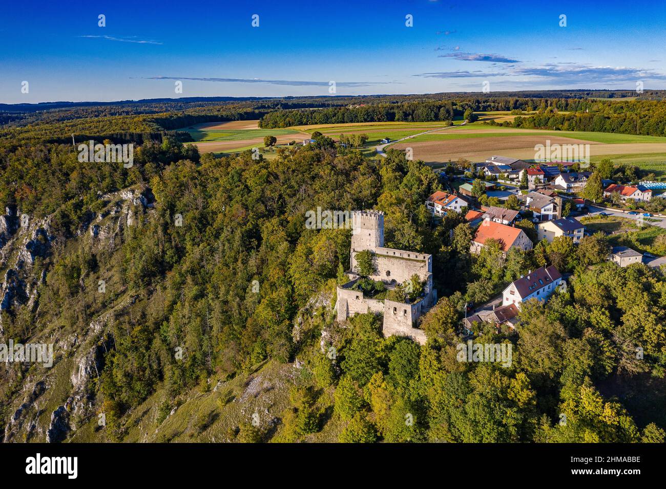 Luftbild von Randeck im Naturpark Altmühltal mit Burg, Ritterschänke und Dorf im Sommer Stock Photo