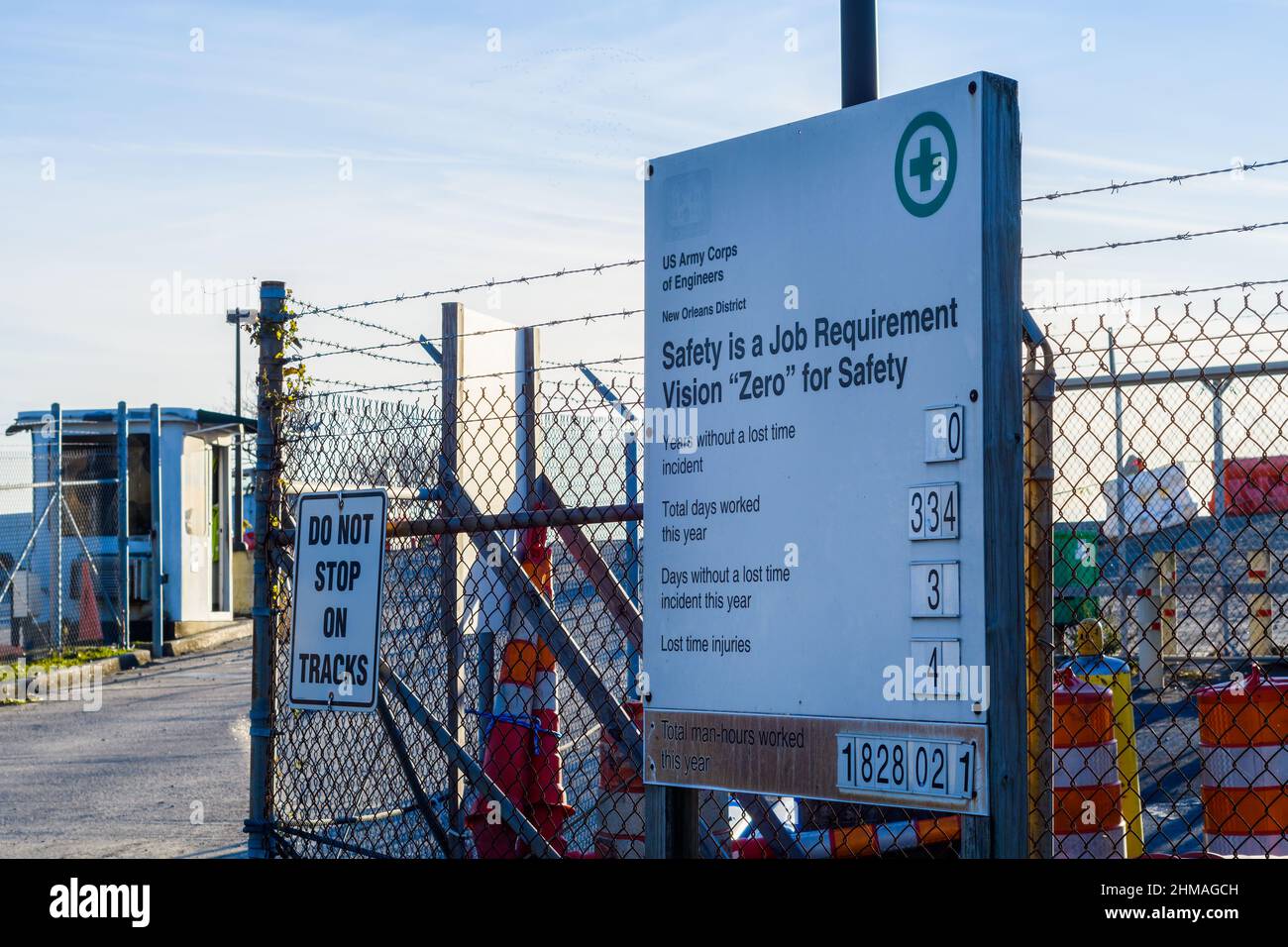 NEW ORLEANS, LA, USA - JANUARY 27, 2022: Sign showing safety record at gate to U.S. Army Corps of Engineers building and 'Do Not Stop on Track' sign Stock Photo