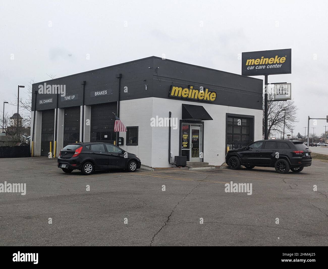 Parking lot of the Meineke Car Care Center Stock Photo Alamy