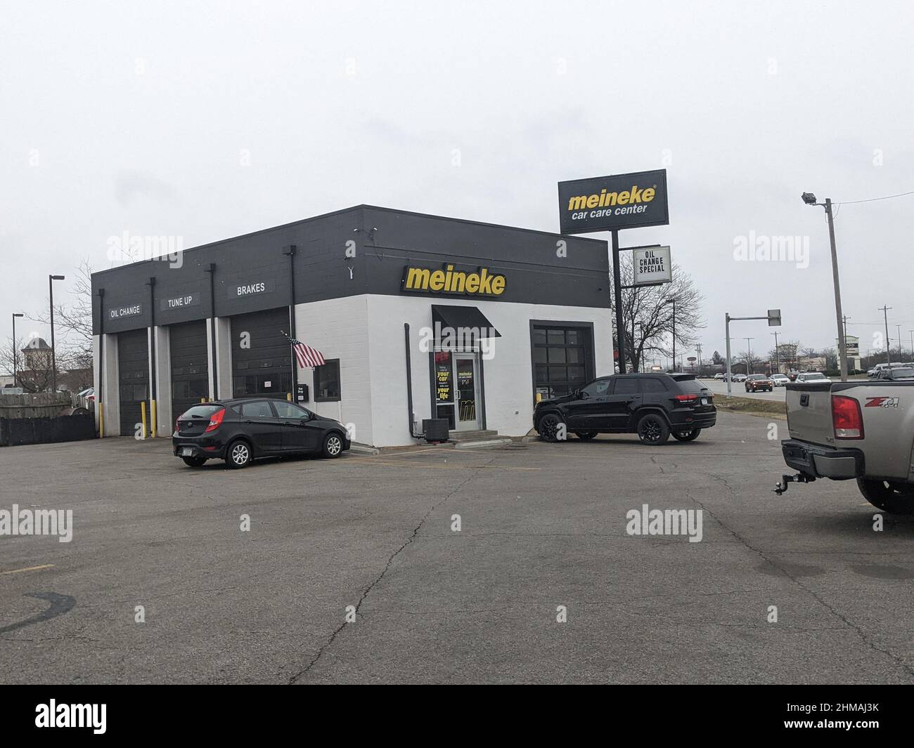 Parking lot of the Meineke Car Care Center Stock Photo Alamy