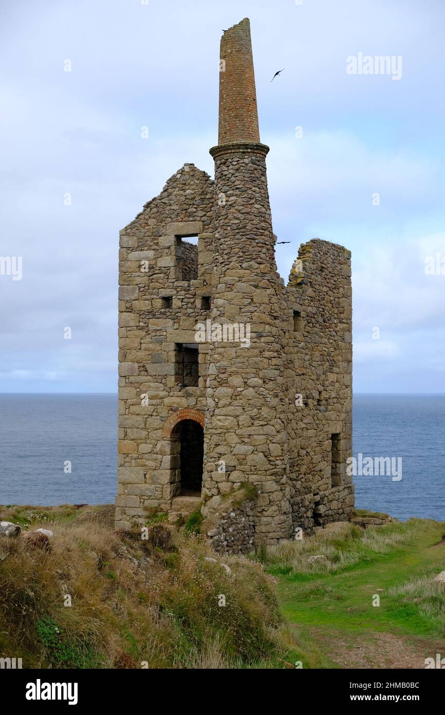 August 2018: Ruins of Towanroath Shaft Engine Pumping House at Wheal Coates, St Agnes, Cornwall, UK Stock Photo