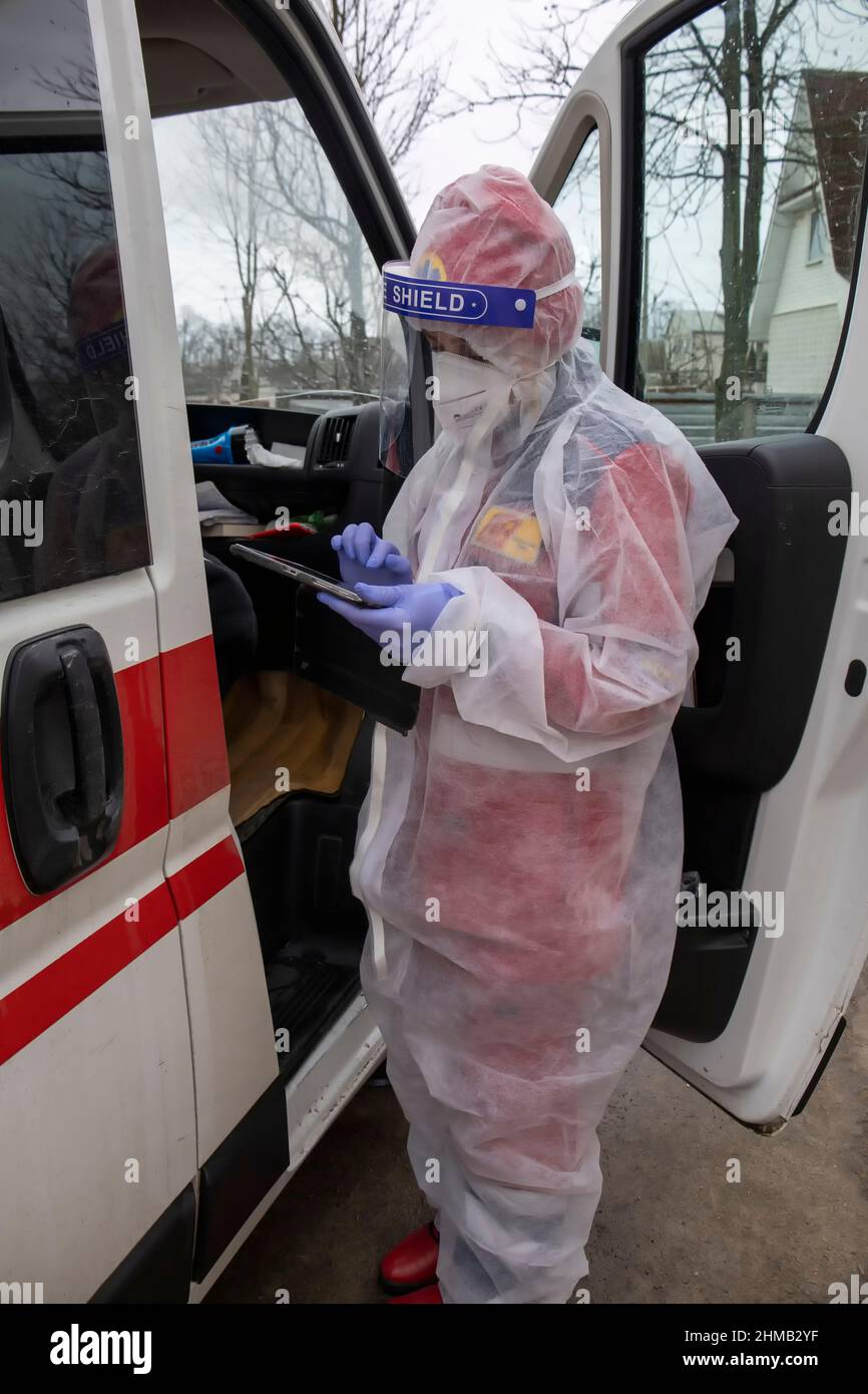 Female paramedic ambulance portrait hi-res stock photography and images ...