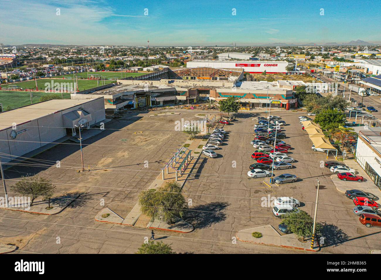 Фотосуреттерді сипап жатқан жалаңаш әйелдер