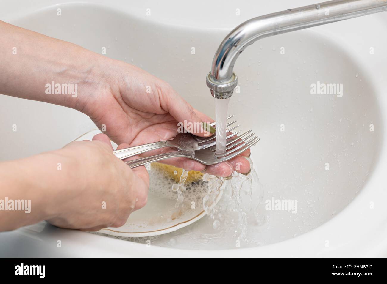 Female hand washes kitchen hi-res stock photography and images - Alamy