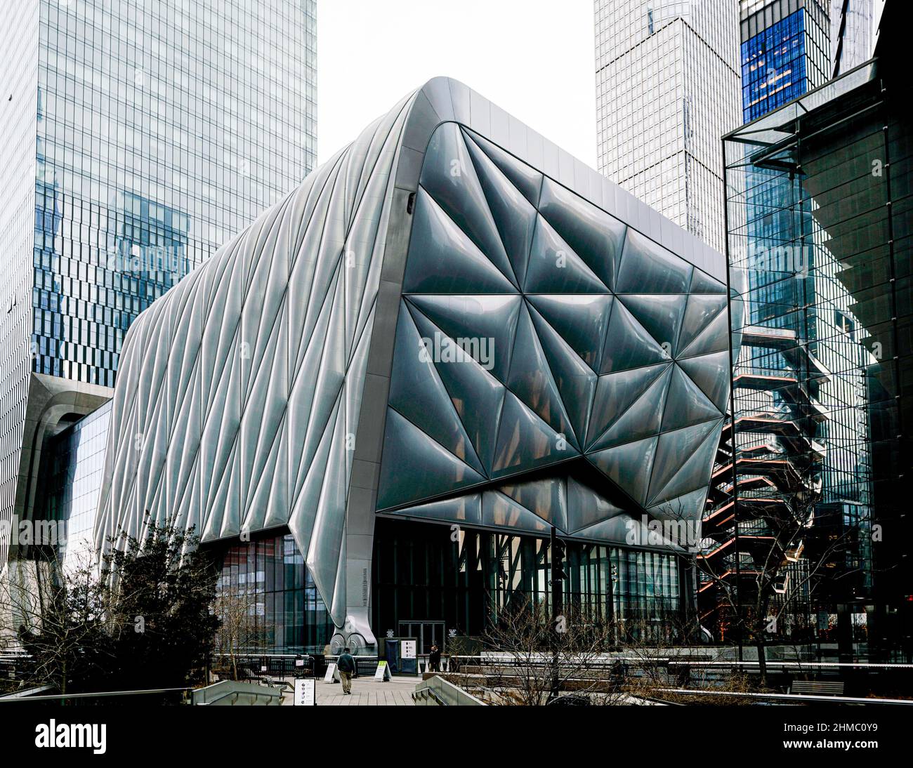 https://c8.alamy.com/comp/2HMC0Y9/the-sheds-bloomberg-building-designed-by-diller-scofidio-renfro-is-an-iconic-space-with-moveable-outershell-for-large-scale-performances-install-2HMC0Y9.jpg