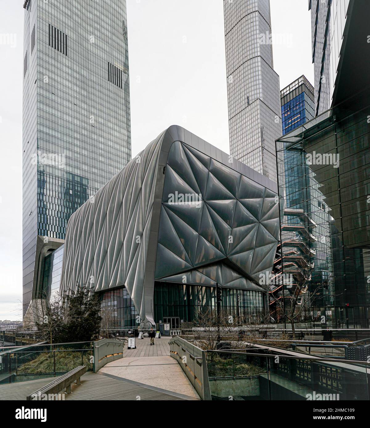 https://c8.alamy.com/comp/2HMC109/the-sheds-bloomberg-building-designed-by-diller-scofidio-renfro-is-an-iconic-space-with-moveable-outershell-for-large-scale-performances-install-2HMC109.jpg