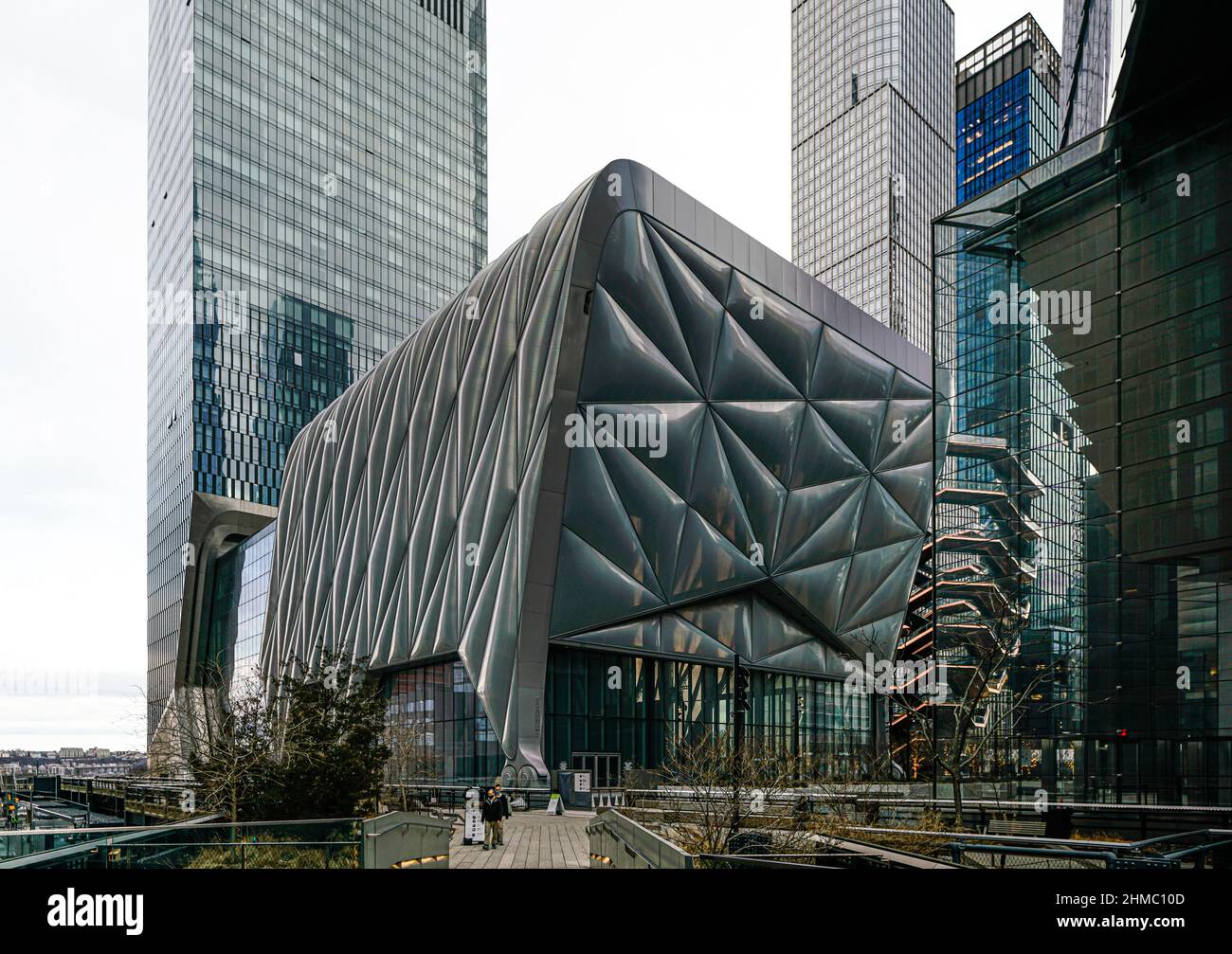 https://c8.alamy.com/comp/2HMC10D/the-sheds-bloomberg-building-designed-by-diller-scofidio-renfro-is-an-iconic-space-with-moveable-outershell-for-large-scale-performances-install-2HMC10D.jpg