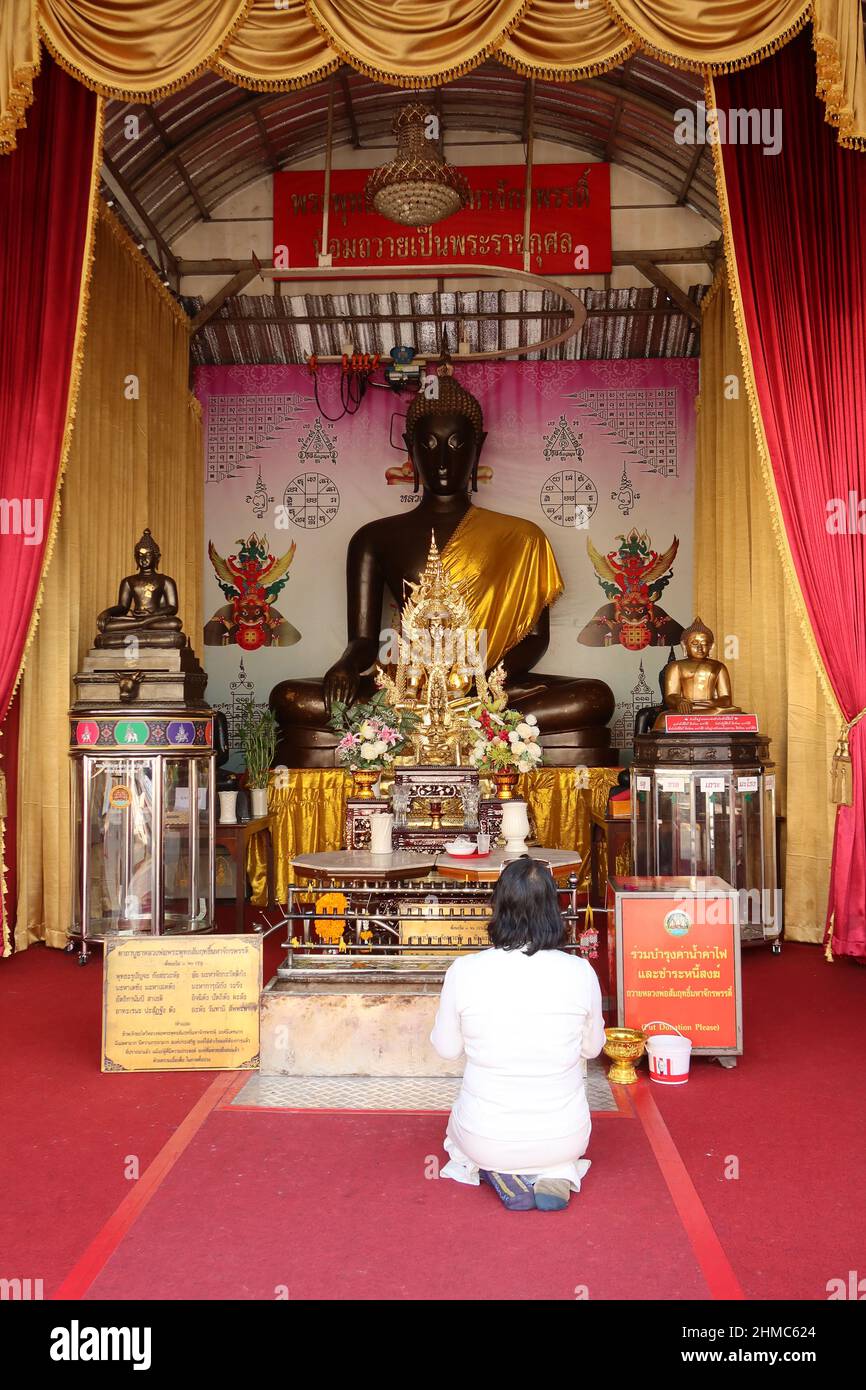 Woman at prayer, Wat Traimit, temple, Bangkok, Thailand Stock Photo