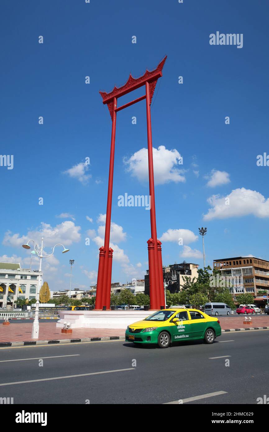 Red giant swing with green taxi, Sao Ching-Cha, Bangkok, Thailand Stock Photo