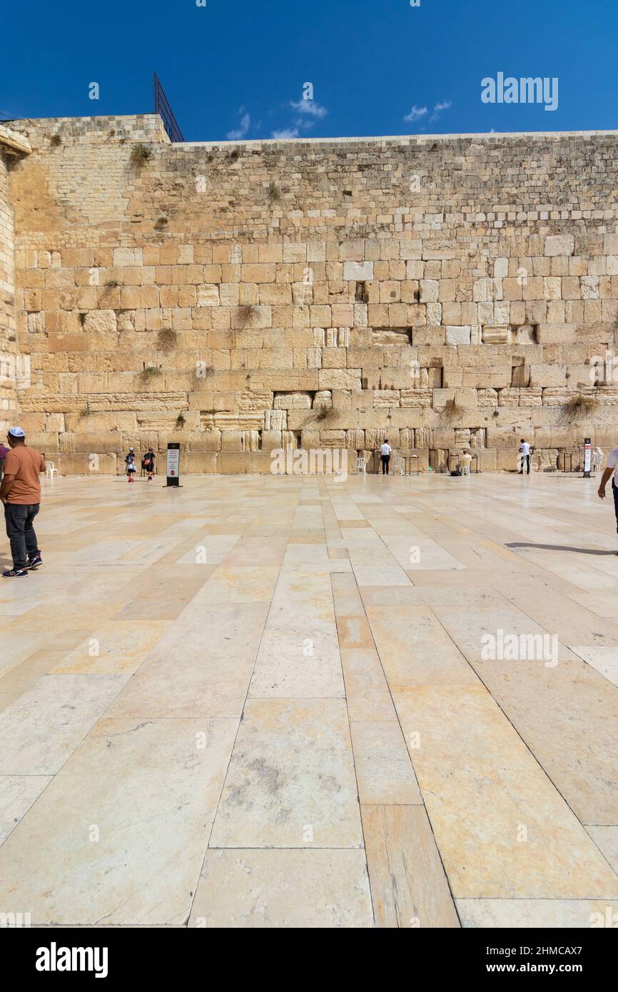 jerusalem-israel. 13-10-2021. The prayer plaza for men at the Western Wall in Jerusalem, almost empty at noon Stock Photo
