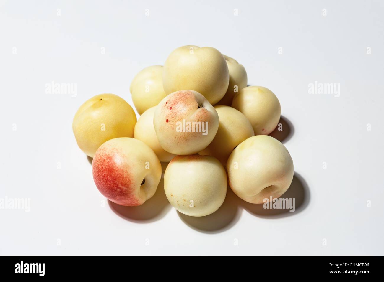 https://c8.alamy.com/comp/2HMCB96/a-bunch-of-farm-fresh-white-uzbek-nectarines-on-a-white-background-2HMCB96.jpg