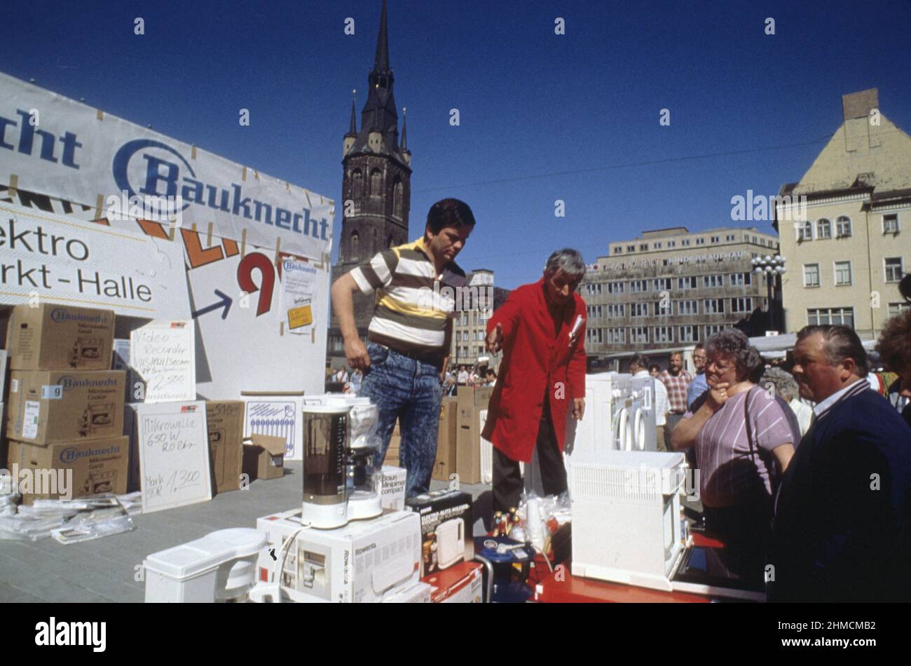 EAST GERMANY 1990 EAST GERMAN PEOPLE Les allemands de l'est découvrent les produits occidentaux Stock Photo