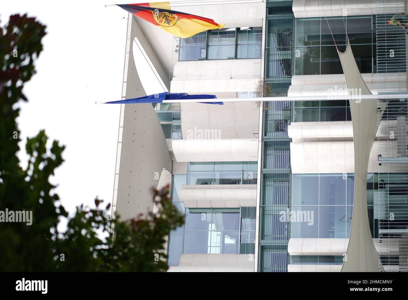 Bundeskanzleramt Berlin mit Europa und Deutschland Flagge Stock Photo
