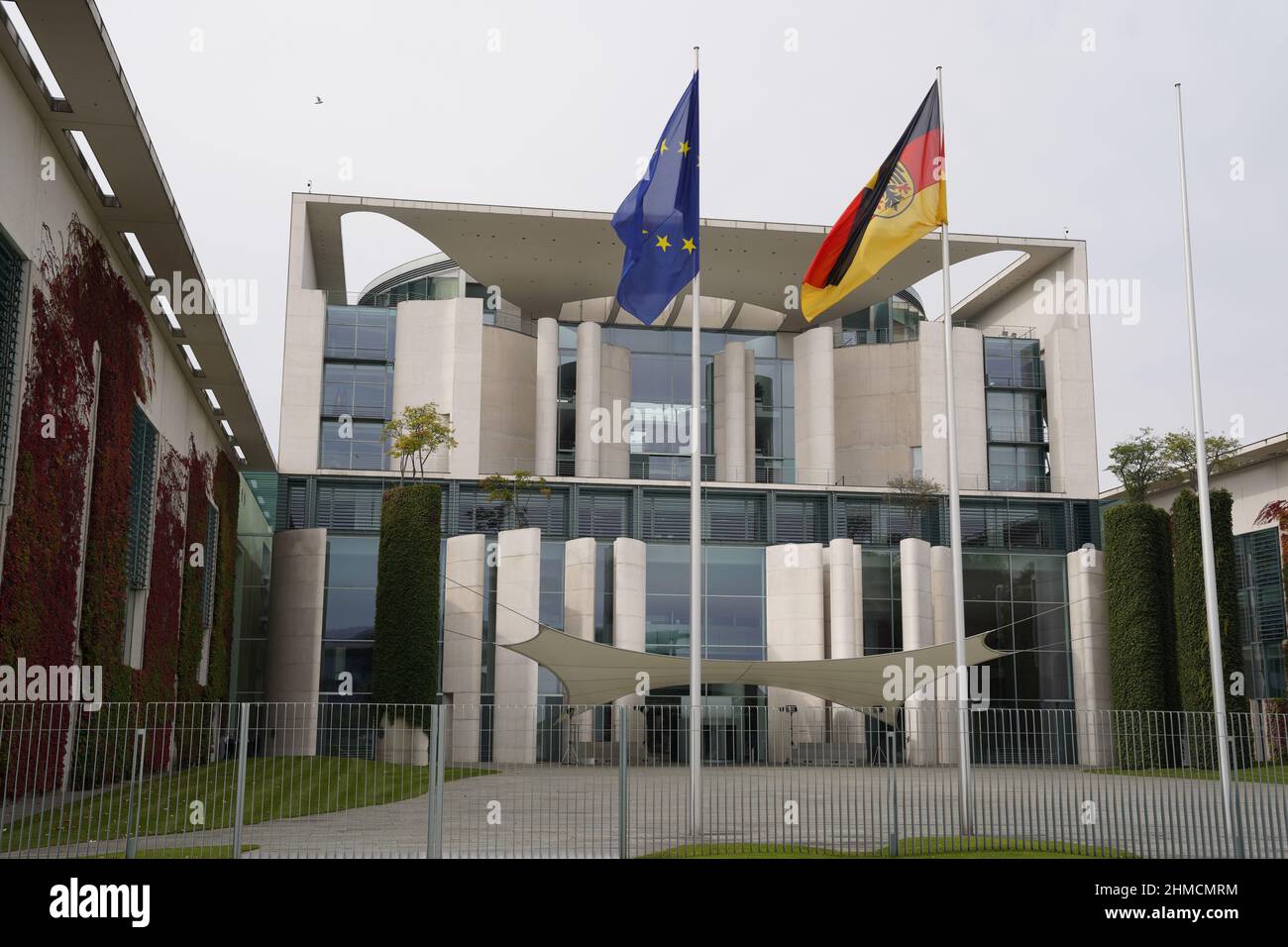 Bundeskanleramt in berlin mit flagggen Stock Photo