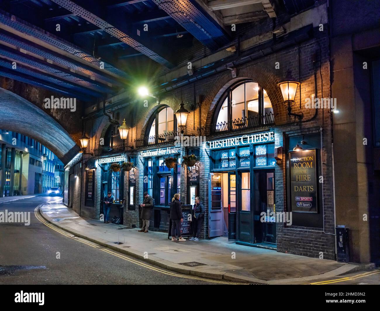 Tradition London pub. Cheshire Cheese, 48 Crutched Friars, Wapping. Under railway bridge, Stock Photo