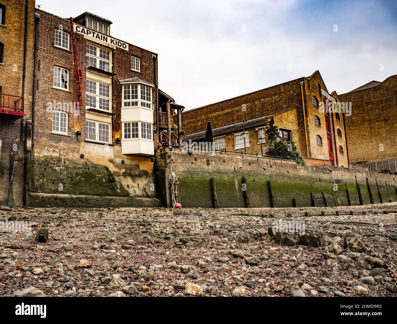 Captain Kidd Inn, Pheonix Wharf, Thames low water. Wapping. Stock Photo