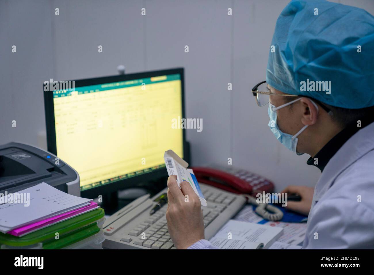 ENSHI, CHINA - FEBRUARY 9, 2022 - A doctor prescribes medicine for a patient in Enshi, Hubei Province, China, Feb 9, 2022. Stock Photo