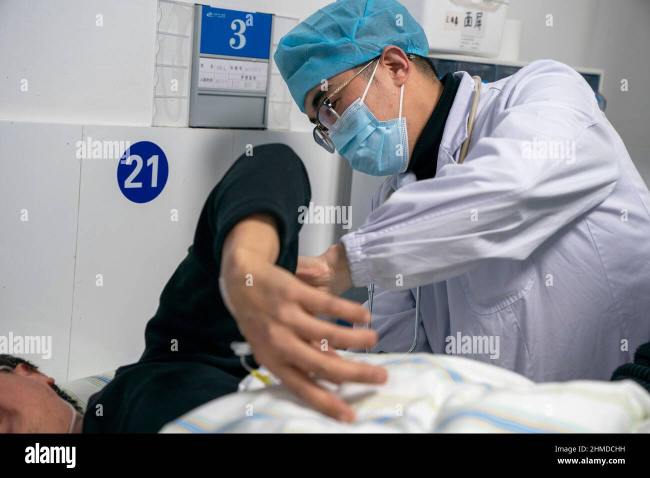 ENSHI, CHINA - FEBRUARY 9, 2022 - A doctor receives a critically ill patient in Enshi, Hubei Province, China, Feb 9, 2022. Stock Photo