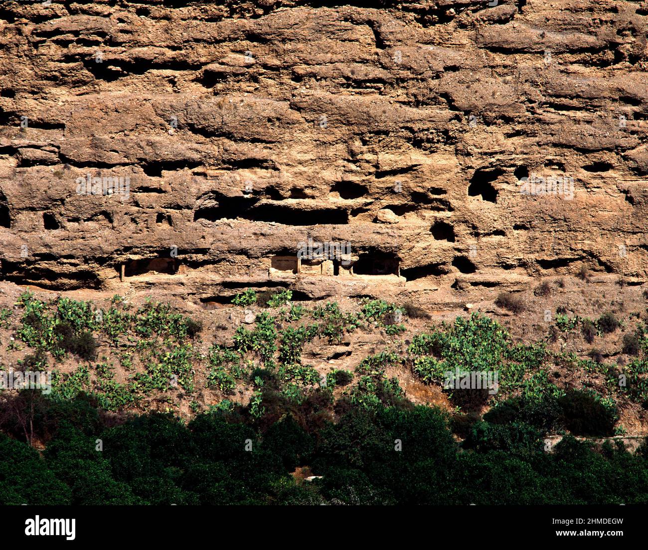 Pared Rocosa PARED ROCOSA CON RESTOS DE CUEVAS TROGLODITAS(HOY UTILIZADAS PARA ...