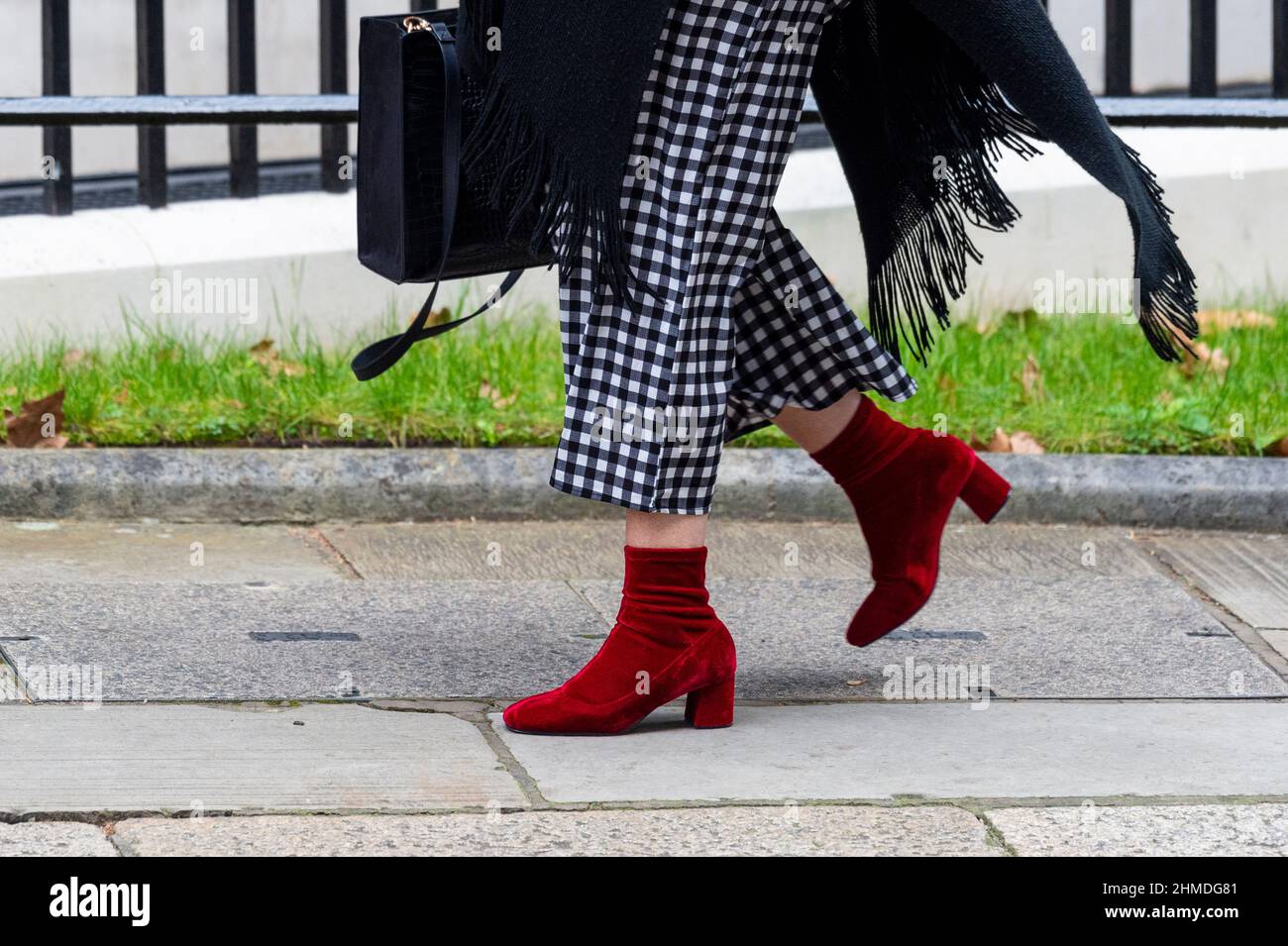 Woman white trousers and black shoes hi 