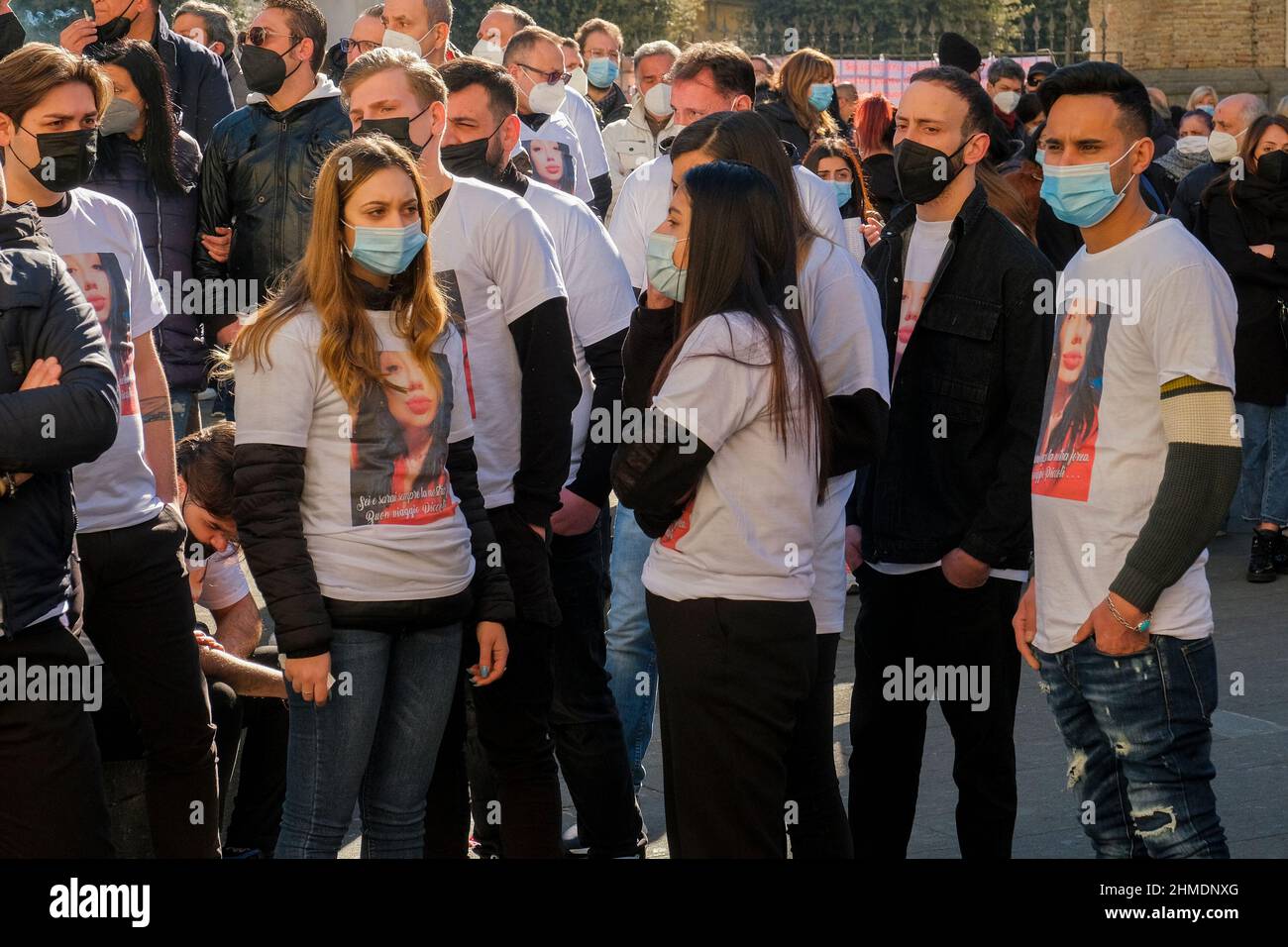 Rosa Alfieri, crowd at funeral in Grumo Nevano for 23-year-old strangled by  neighbour Elpidio D'Ambra, 31, now in prison for murder Stock Photo - Alamy