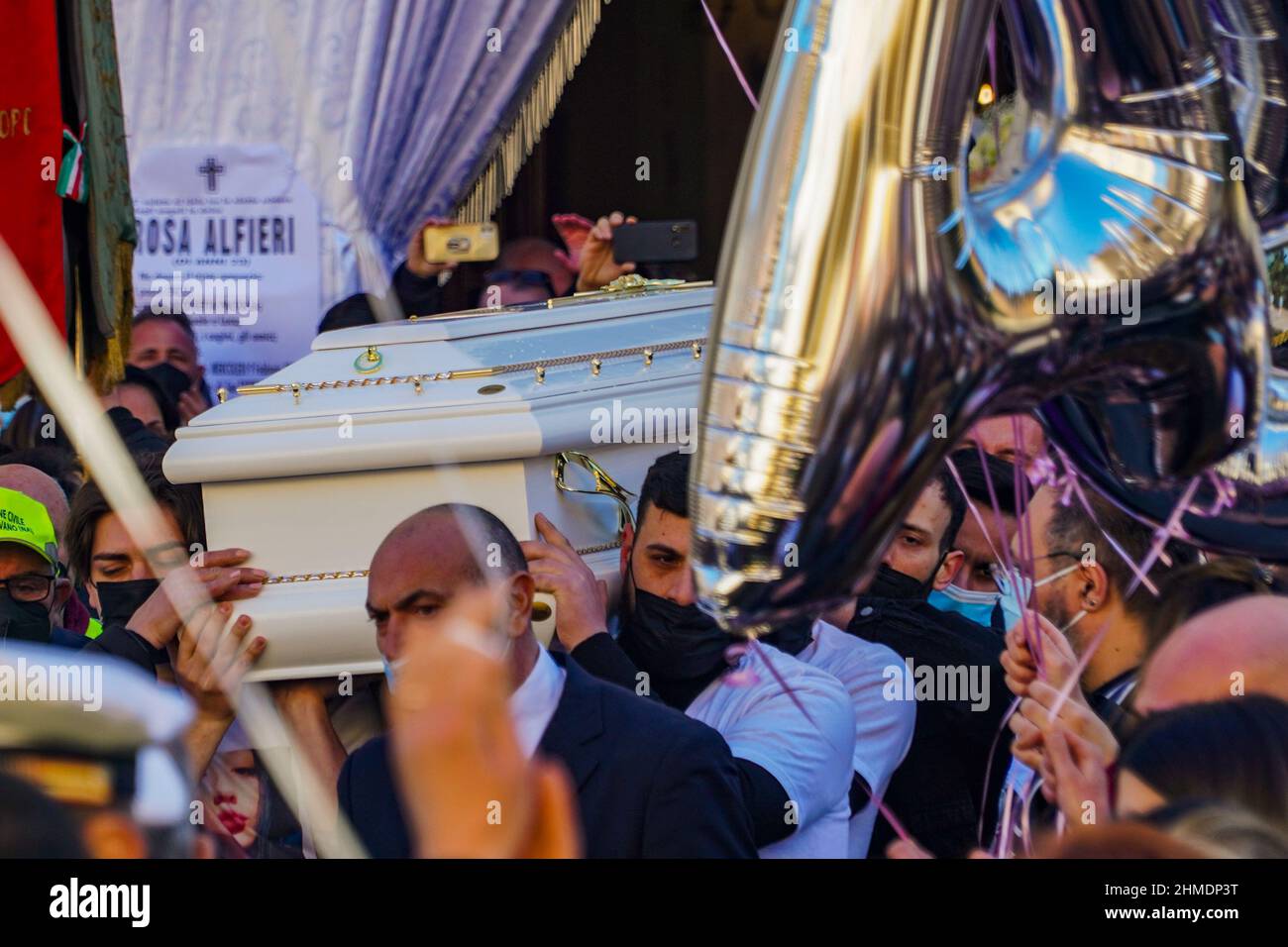 Rosa Alfieri, crowd at funeral in Grumo Nevano for 23-year-old strangled by  neighbour Elpidio D'Ambra, 31, now in prison for murder Stock Photo - Alamy