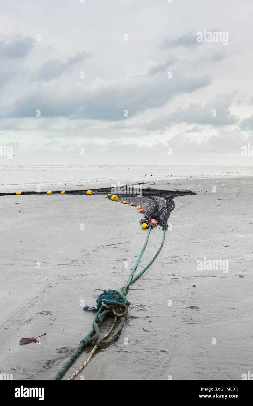 Oostduinkerke (01-2022): Fishing net by the North Sea Stock Photo