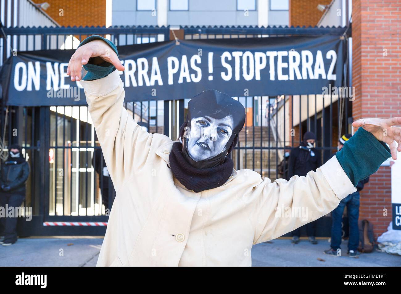 France, Toulouse, 2022-02-09. Une femme porte un masque au visuel de Carole  Delga, Presidente du conseil regional d Occitanie, devant la banderole, On  ne se terra pas ! StopTerra2. Action Stop Terra