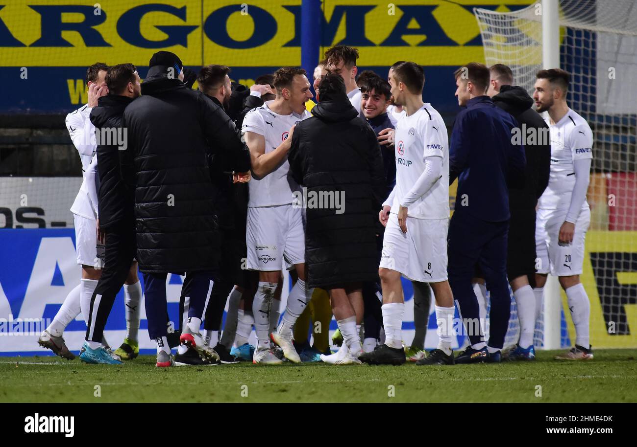 Olomouc, Czech Republic. 09th Feb, 2022. Ctvrtfinale ceskeho fotbaloveho  poharu MOL Cup: SK Sigma Olomouc - 1. FC Slovacko 9. unora 2022 v Olomouci.  Hraci Slovacka se po serii penalt raduji z vitezstvi Stock Photo - Alamy