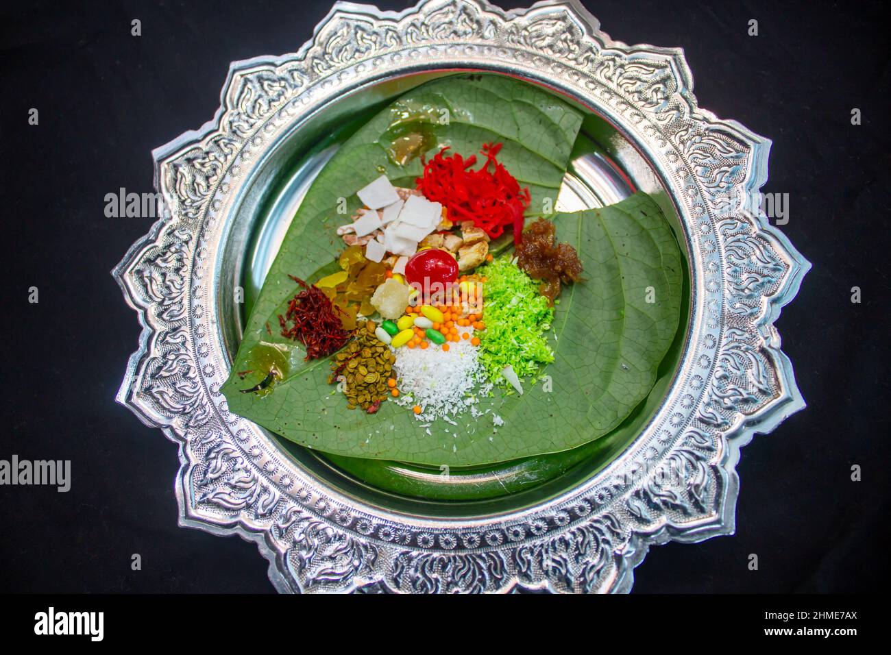 maisuri indian paan masala on betel leaf top view Stock Photo