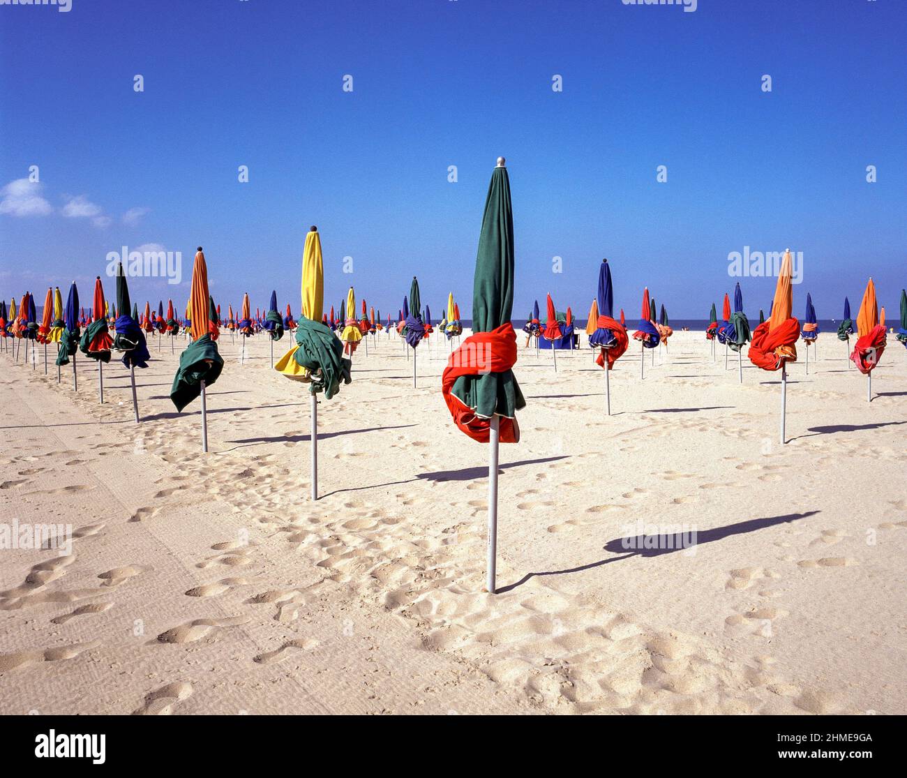 Deauville, Strand mit Sonnenschirmen Stock Photo