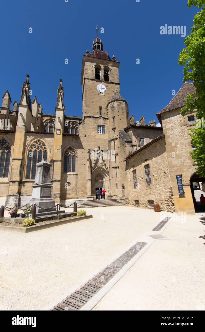 St Antoine l'abbaye,  avec ses maisons anciennes à colombages, sa halle médiévale et son abbaye fondée en 1297, Isère, France Stock Photo