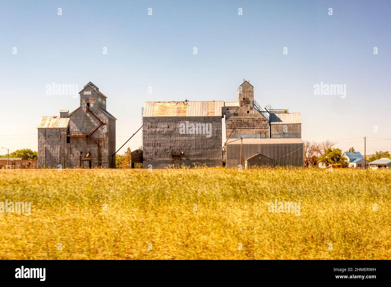 Old Farmers Union grain elevator in North Dakota, USA Stock Photo Alamy