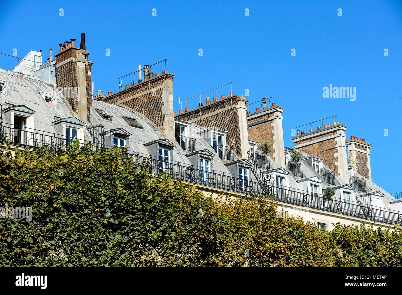 Evolution des prix de l'immobilier est a la baisse - Prix du metre carre en diminution  Housing in Paris - evolution of the square meter price of the Stock Photo