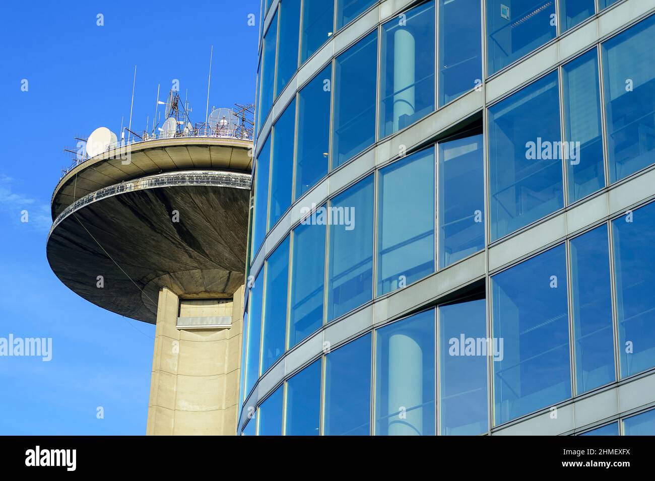 Building and the Reyers tower of the belgian french language radio and television | Batiment de la RTBF et la tour Reyers Stock Photo