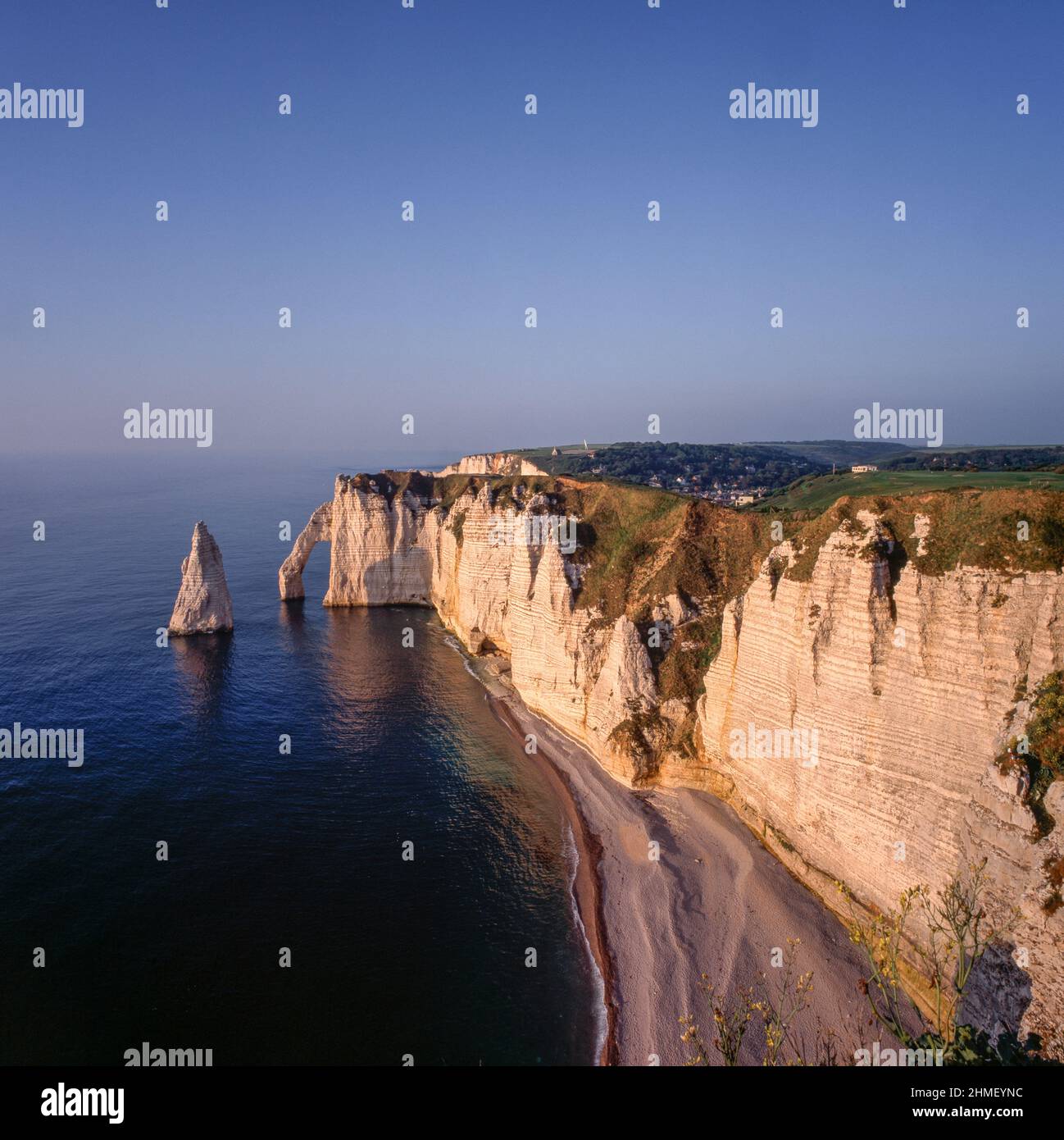 White cliff etretat france hi-res stock photography and images - Alamy