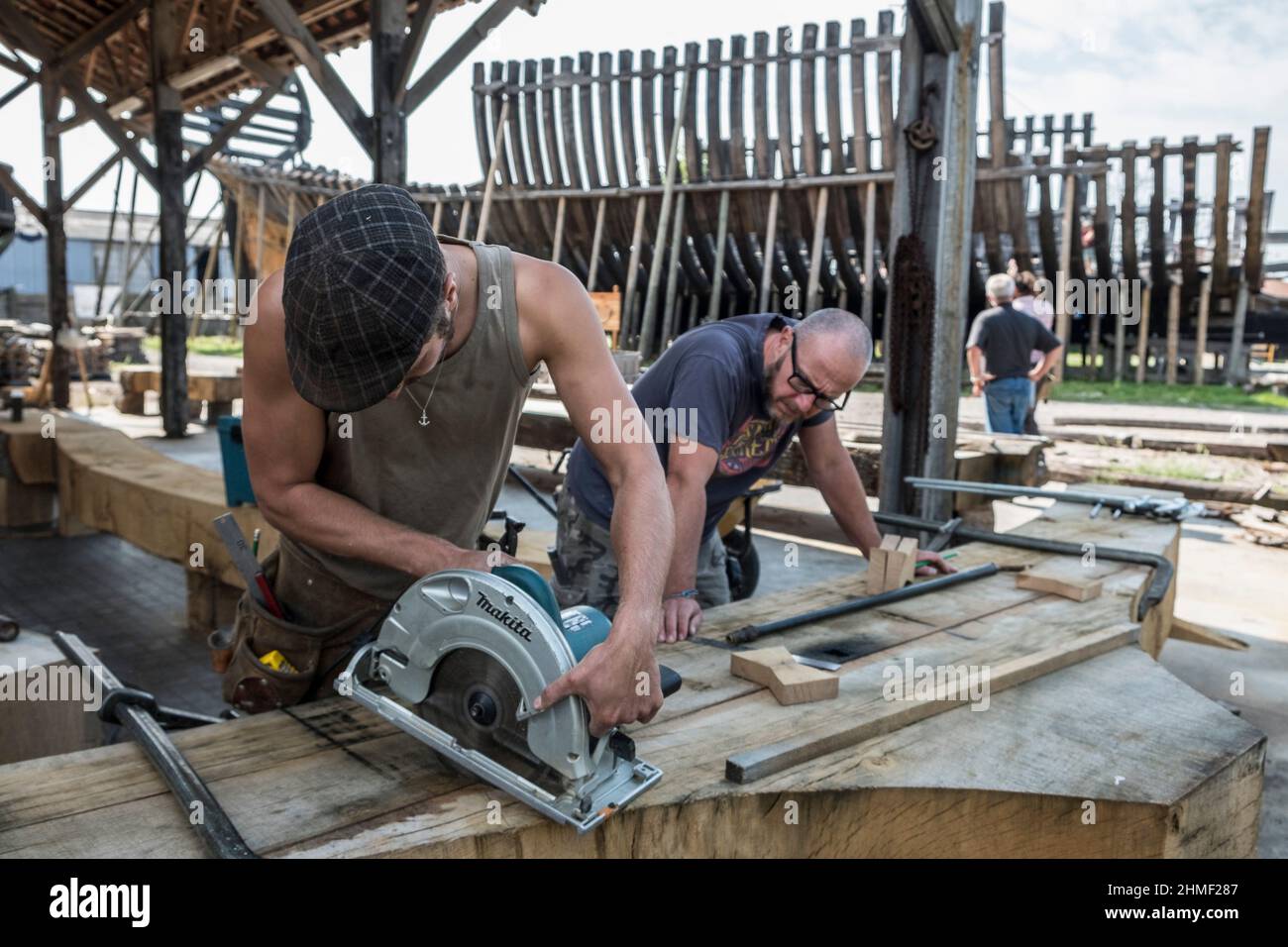 First rank ship of the XVIIth century construction in Gravelines. Work is done by craftsmen specialised. Cabinetmaker Construction du navire de premie Stock Photo