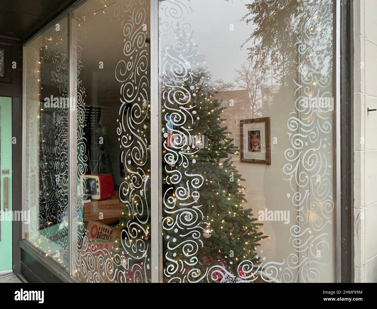 Augusta, Ga USA 12 09 21 Christmas tree and decor in a store front