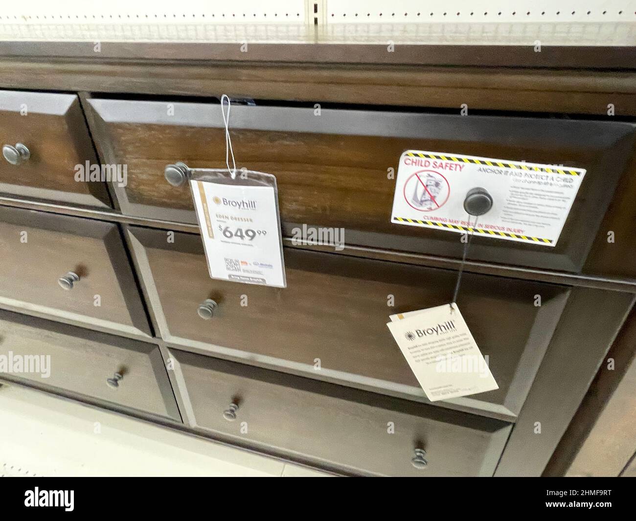 Big lots store hi-res stock photography and images - Alamy