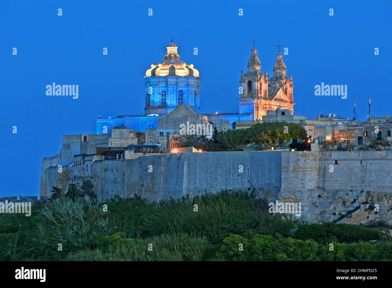 The Medieval Walled City Of Mdina In Malta At Night Stock Photo Alamy the-medieval-walled-city-of-mdina-in-malta-at-night-stock-photo-alamy