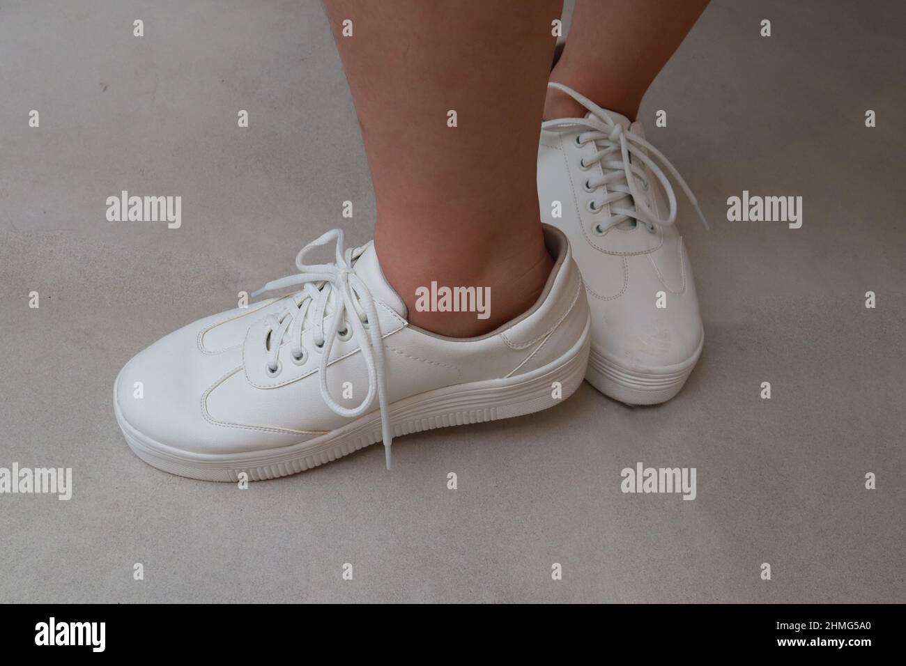 nike simple white shoes