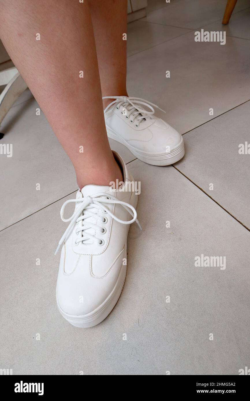 nike simple white shoes