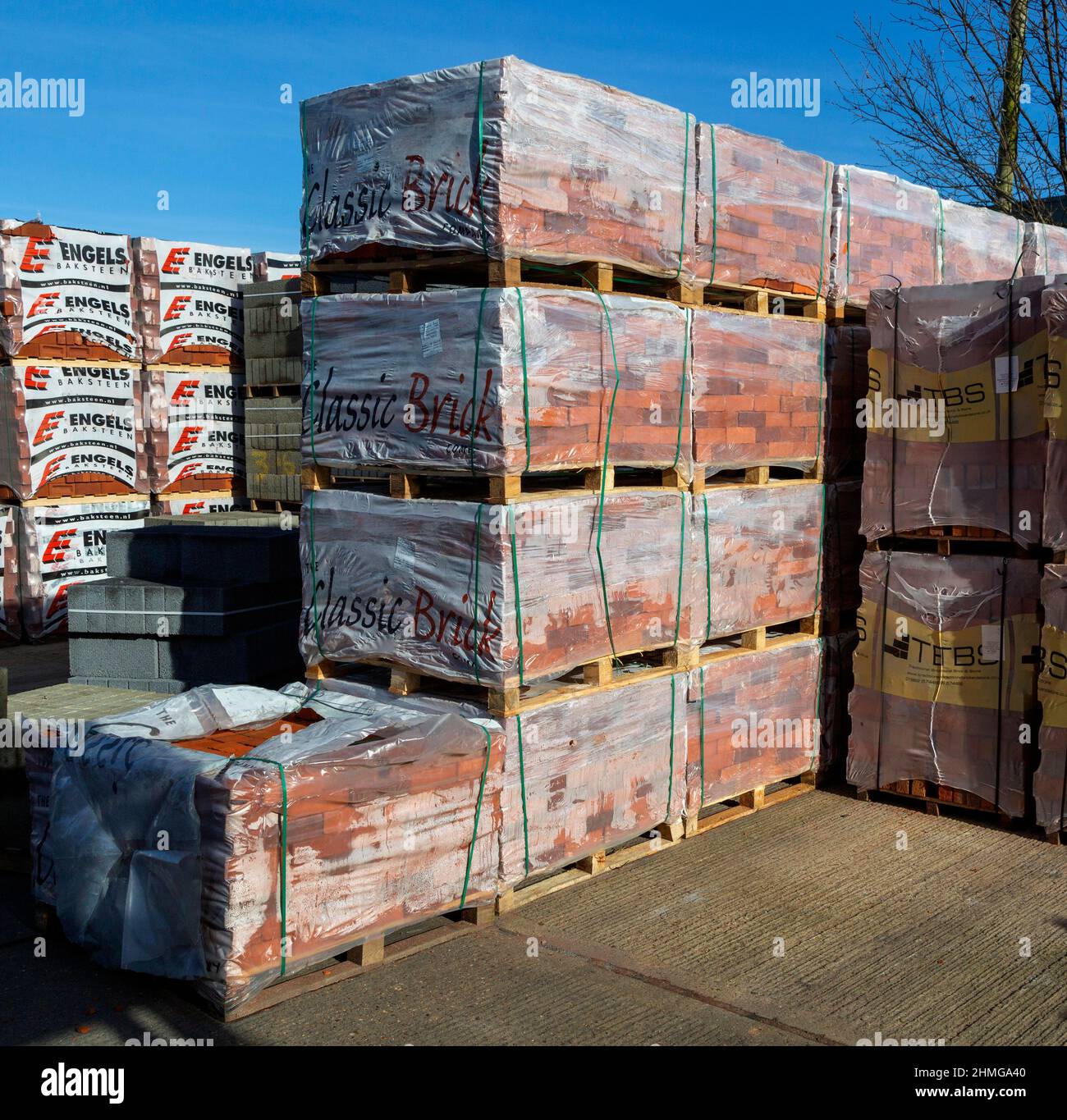 Piles of bricks in Jewson builders merchant yard, Martlesham, Suffolk, England, UK - Engels Baksteen, Classic Brick Stock Photo