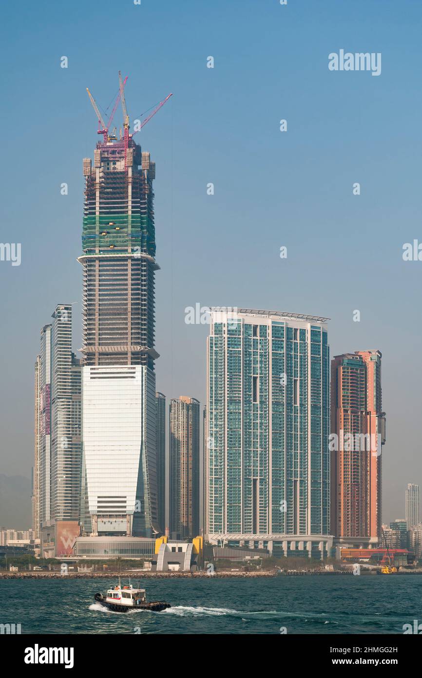 The ICC, Hong Kong's tallest building,  under construction on a sunny but smoggy day at West Kowloon, Hong Kong, in February 2008 Stock Photo