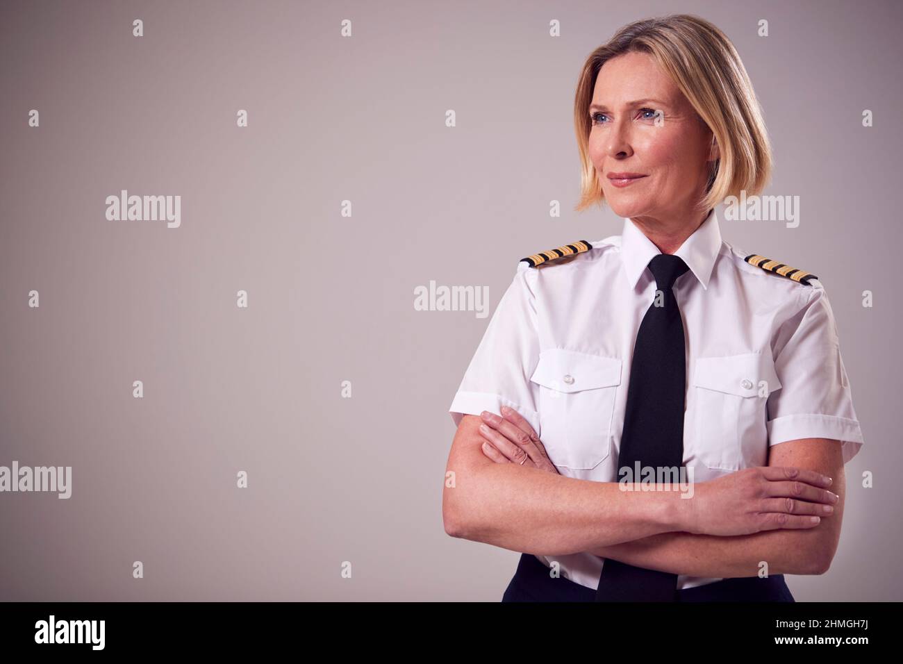 Portrait female airline pilot hi-res stock photography and images - Alamy