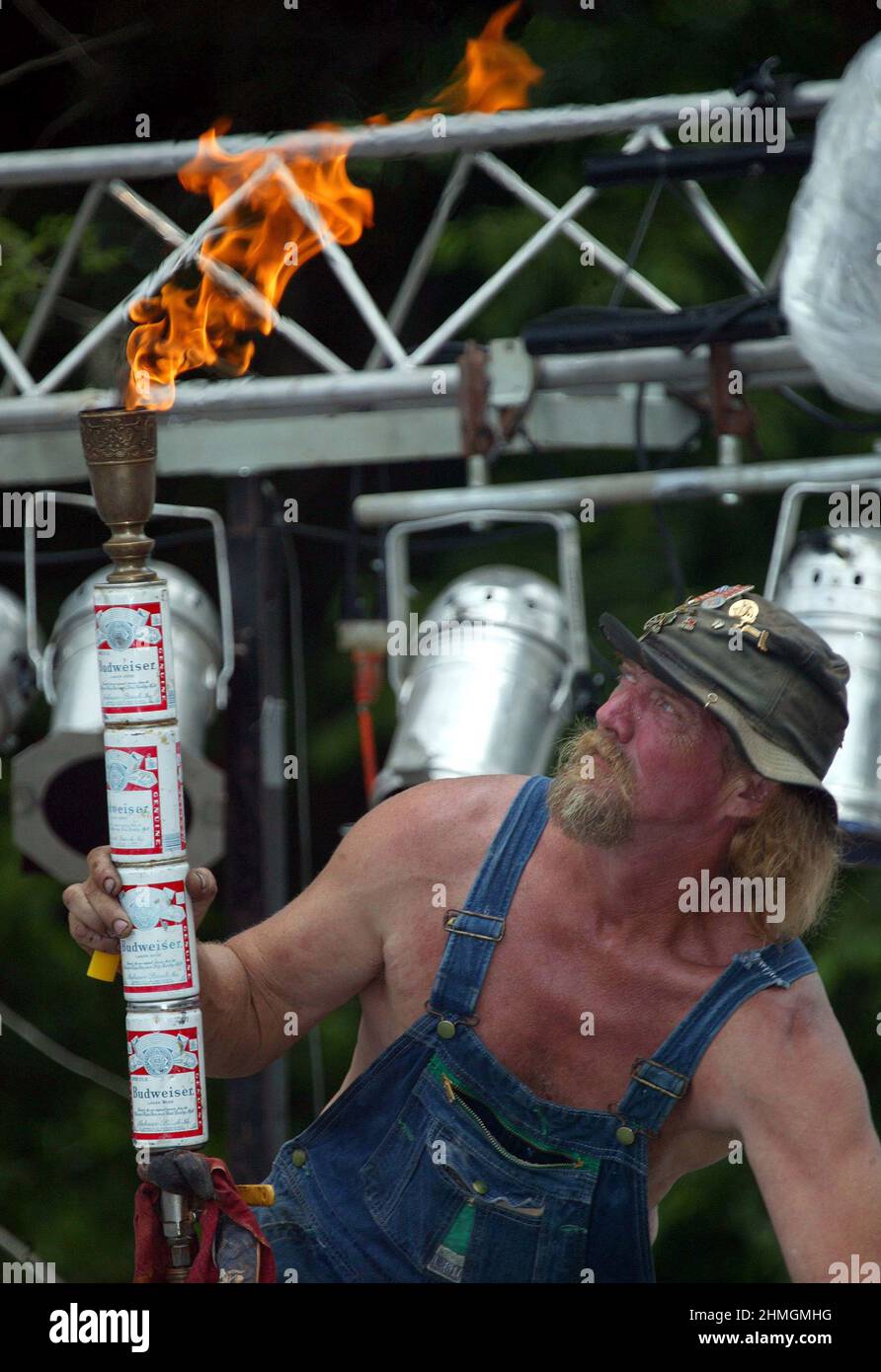 REDNECK 'ELBOW' WITH A BLOW TOURCH MADE FROM BUDWEISER BEER CANS AT THE REDNECK GAMES EAST DUBLIN GEORGIA USA. THE GAMES WERE  STARTED IN 1996 AS A RIVAL TO THE OLYMPIC GAMES HELD IN ATLANTA AND FEATURE AN UNUSUAL RANGE OF SPORTS FROM DUCKING TO PIGS FEET TO BELLY FLOPPING IN TO A MUD PIT. THE GAMES IN THERE TENTH YEAR NOW DRAW UP TO 10,000 REDNECKS FROM THE HEART OF REDNECK LAND GEORGIA STATE. PICTURES: GARYROBERTSPHOTO.COM Stock Photo