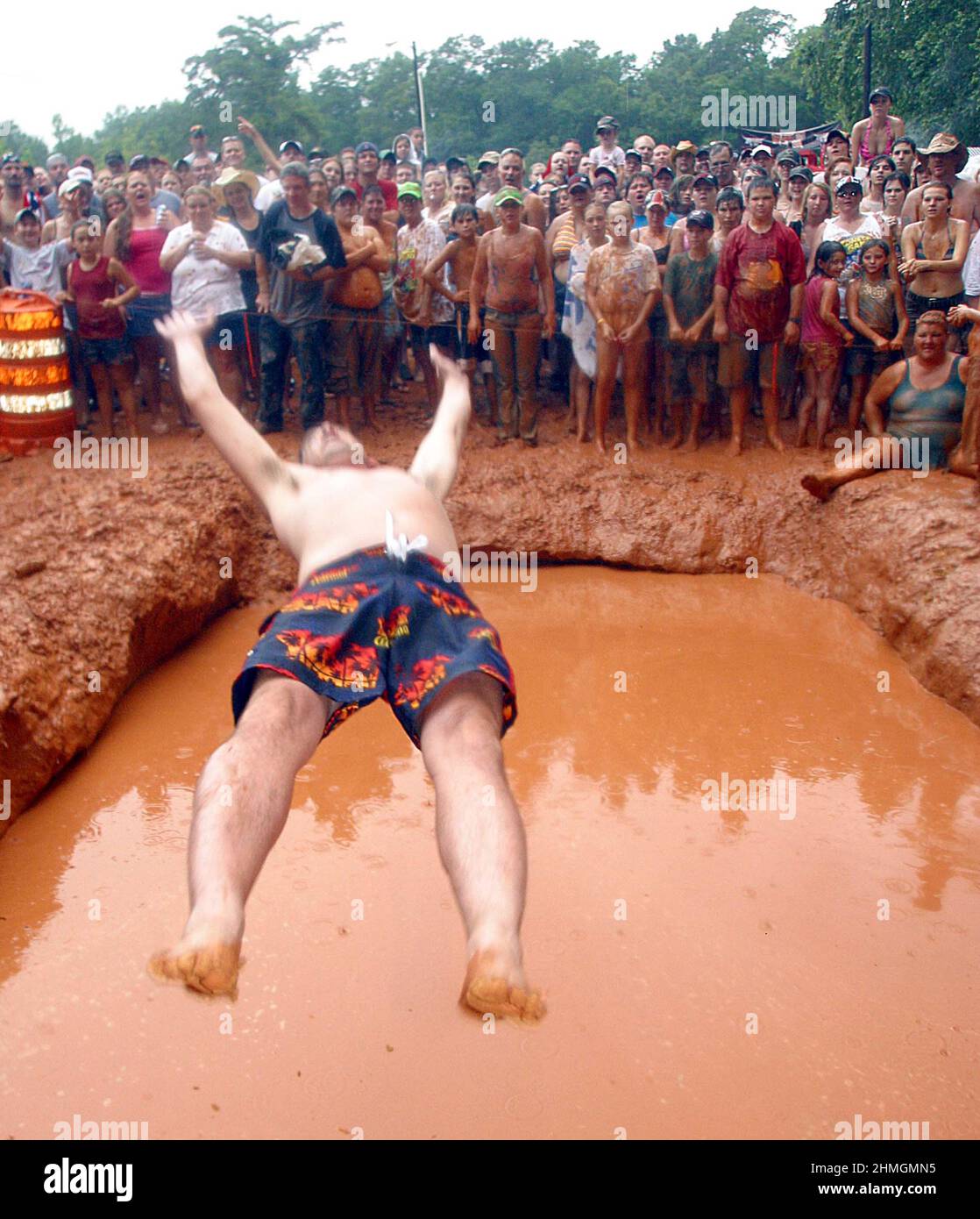 BACK FLIP BELLY FLOP AT THE MUD PIT AT THE REDNECK GAMES EAST DUBLIN GEORGIA USA. THE GAMES WERE  STARTED IN 1996 AS A RIVAL TO THE OLYMPIC GAMES HELD IN ATLANTA AND FEATURE AN UNUSUAL RANGE OF SPORTS FROM DUCKING TO PIGS FEET TO BELLY FLOPPING IN TO A MUD PIT. THE GAMES IN THERE TENTH YEAR NOW DRAW UP TO 10,000 REDNECKS FROM THE HEART OF REDNECK LAND GEORGIA STATE. PICTURES: GARYROBERTSPHOTO.COM Stock Photo