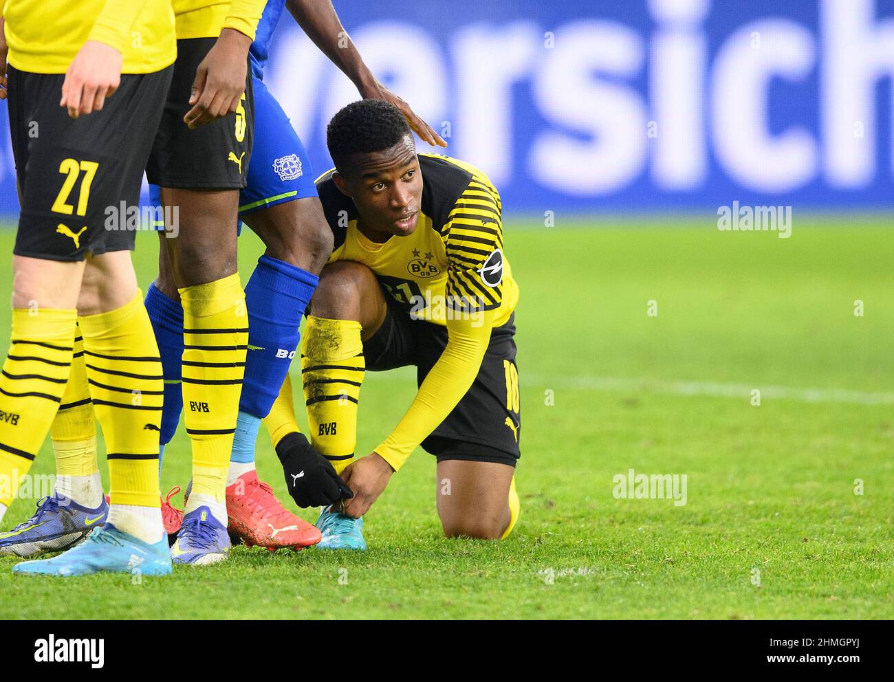 Youssoufa MOUKOKO (DO) ties his shoes Soccer 1st Bundesliga, 21st matchday,  Borussia Dortmund (DO) - Bayer 04 Leverkusen (LEV) 2: 5, on February 6th,  2022 in Dortmund/Germany. #DFL regulations prohibit any use